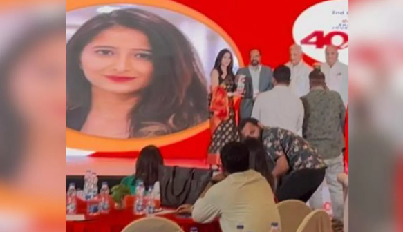 The Governor of Kerala honored Urvashi Kapoor, Associate Editor of Jagran New Media. The Governor of Kerala honored Urvashi Kapoor, Associate Editor of Jagran New Media.
