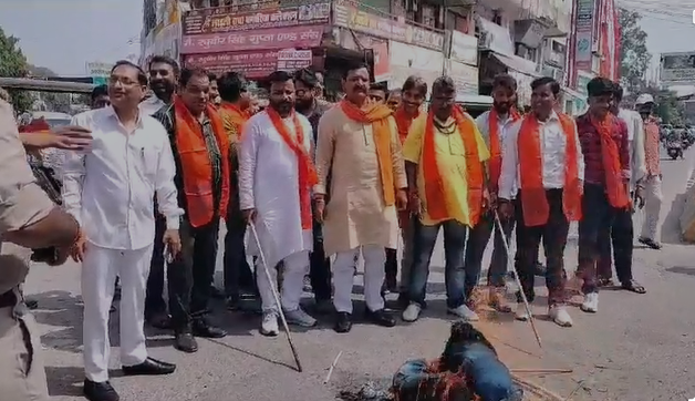 Protesters Burn Effigy in Muzaffarnagar Over Controversial Remarks on Hinduism Protesters Burn Effigy in Muzaffarnagar Over Controversial Remarks on Hinduism