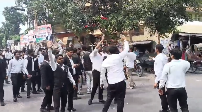 Hapur Lawyers Protest Lathi Charge, Demand Officials’ Removal Despite Court Order