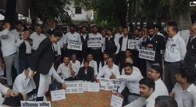 Lucknow :  Lawyers Protest Against Hapur Lathi-charge, Demand DM and SP Transfer.