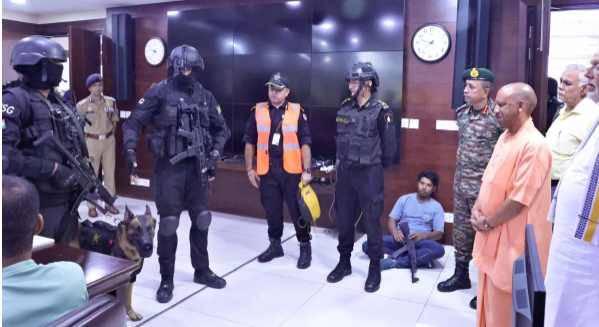 NSG commandos successfully prevented a terrorist attack in front of Chief Minister Yogi’s residence at the DGP headquarters, stopping the attackers. NSG commandos successfully prevented a terrorist attack in front of Chief Minister Yogi’s residence at the DGP headquarters, stopping the attackers.
