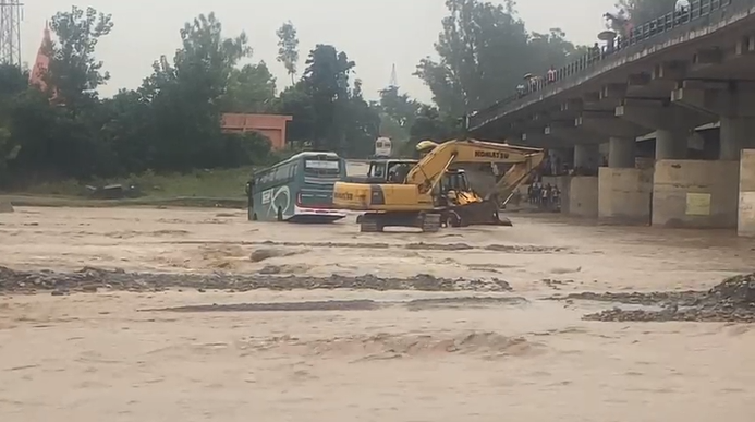 Nepal to Haridwar Bus Stuck in Bijnor River Rescued Safely.