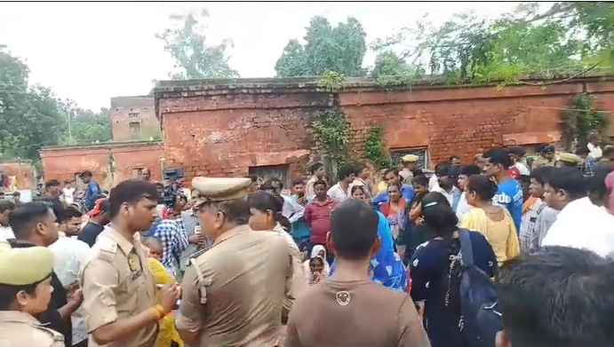 In Lucknow Alambagh :Roof Collapse in Lucknow’s Vintage Railway Colony Kills Five, Including Children.