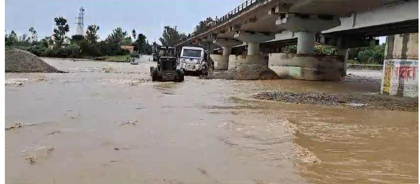 Roadways Bus Stuck in Swift River Currents, Passengers Safely Evacuated.