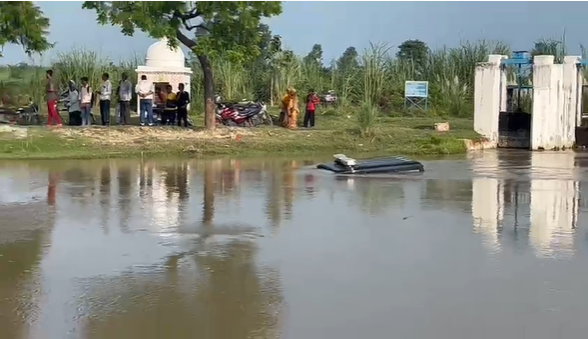 Kanpur: Dial 112 Vehicle Falls into Canal, Rescuing Police Personnel.