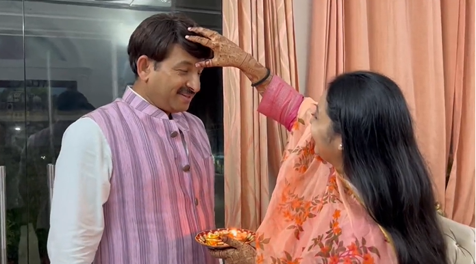 BJP MP Manoj Tiwari Was Welcomed Home with Pride After Women’s Reservation Bill Passage”