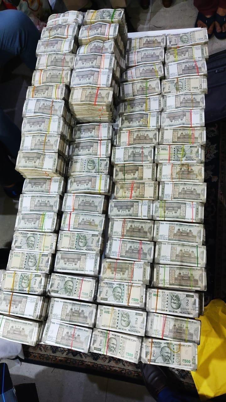 CBI CATCHES PRINCIPAL CHIEF MATERIAL MANAGER OF NORTH EASTERN RAILWAY RED-HANDED IN BRIBERY OF RS 3LAKH CBI CATCHES PRINCIPAL CHIEF MATERIAL MANAGER OF NORTH EASTERN RAILWAY RED-HANDED IN BRIBERY OF RS 3LAKH