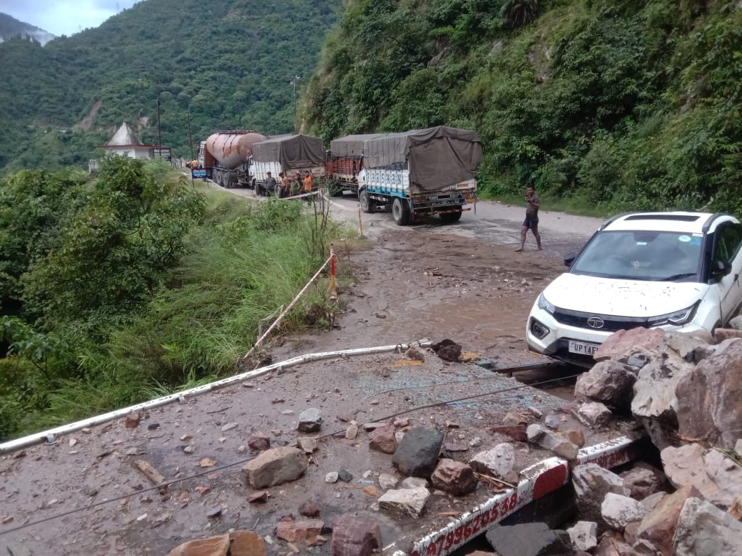 Heavy rain in 21 states including Delhi-UP, railway line caved in, Badrinath Highway closed due to landslides Heavy rain in 21 states including Delhi-UP, railway line caved in, Badrinath Highway closed due to landslides