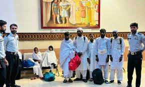 24 beggars removed from flight going from Multan to Saudi, Gulf countries are worried about Pakistanis coming to beg.