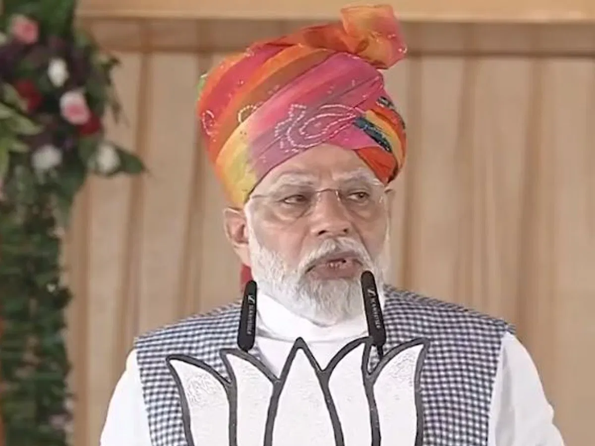 Prime Minister Modi offered prayers at Shri Saibaba Samadhi Temple in Shirdi