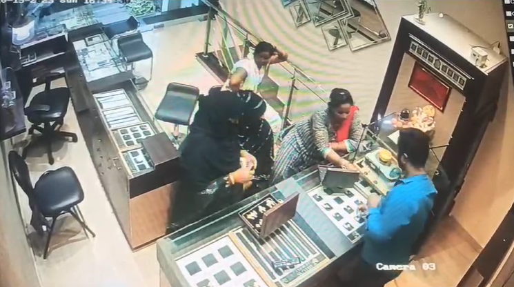 Lucknow: Female thieves, pretending to be jewelry buyers, stole from Bhuvan Jewelers.