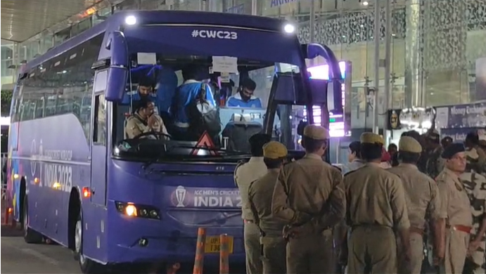 Lucknow: The Indian cricket team arrived in Lucknow, where they were warmly welcomed by a large number of supporters.