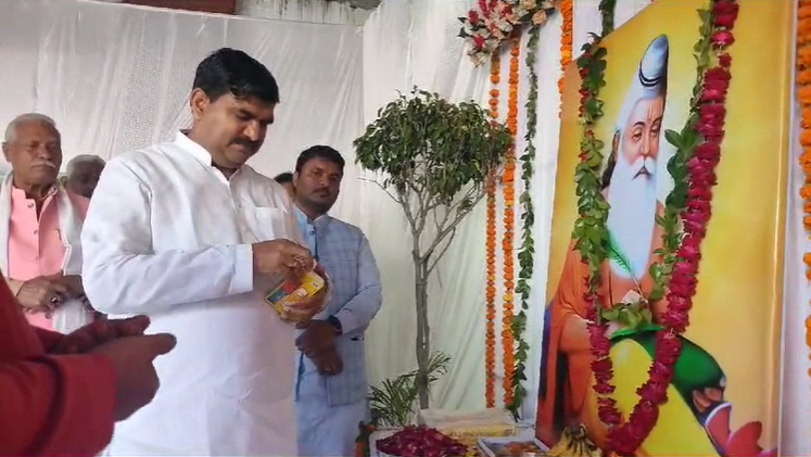 Havan and Prasad distribution held at the BJP State Office on Maharishi Valmiki Jayanti.