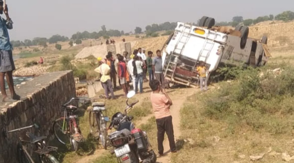 Mirzapur News: Tragic Road Accident in Mirzapur – Speeding Bus Overturns, Claims Four Lives, Leaves 24 Injured Mirzapur News: Tragic Road Accident in Mirzapur – Speeding Bus Overturns, Claims Four Lives, Leaves 24 Injured