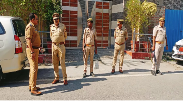 Income Tax Department’s team and the police team reached the vicinity of Azam Khan’s residence in Rampur, Uttar Pradesh today for a raid. Income Tax Department’s team and the police team reached the vicinity of Azam Khan’s residence in Rampur, Uttar Pradesh today for a raid.