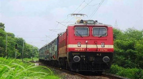 Muzaffarpur News: A major rail accident occurred in Muzaffarpur as several trains passed over a one-foot broken track, causing significant disruption.