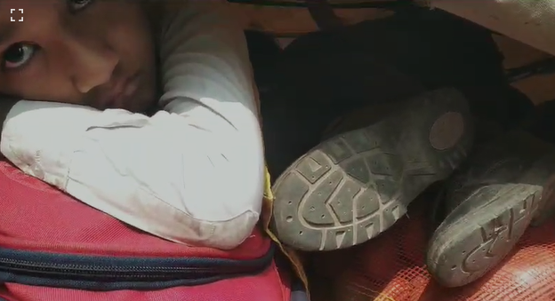 Kannauj – Auto Driver Makes School Children Sit on Potato Sacks.