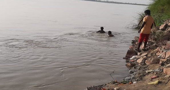 Varanasi News: Couple Slips from Stairs at Lalita Ghat, Saved from Drowning in Ganga by Water Police Varanasi News: Couple Slips from Stairs at Lalita Ghat, Saved from Drowning in Ganga by Water Police