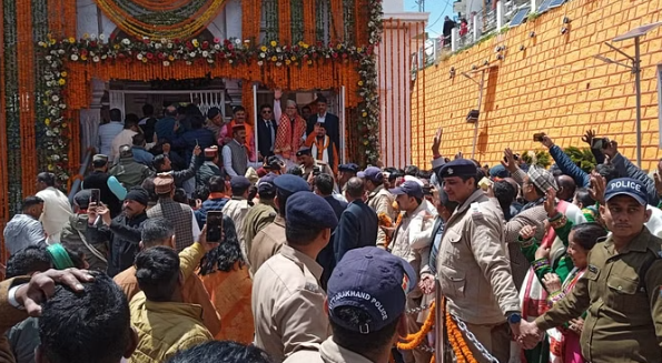 Yamunotri: Amidst chants in praise of Goddess Yamuna, the gates of the sacred shrine closed, with hundreds of devotees witnessing the auspicious moment.