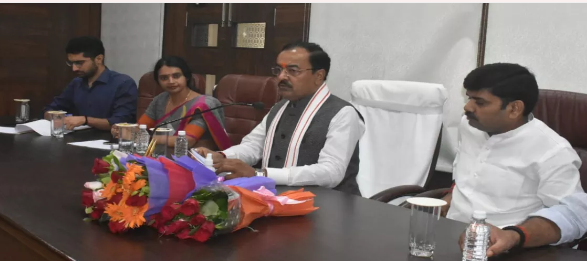 In Varanasi, Deputy Chief Minister Keshav Maurya said, “Modi-Yogi are scripting a new era of change by staying among the people. In Varanasi, Deputy Chief Minister Keshav Maurya said, “Modi-Yogi are scripting a new era of change by staying among the people.