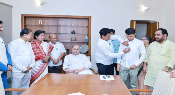 Bhubaneswar: Joined as the Secretary of Five Ts and the new Odisha President of the Biju Janata Dal, V. K. Pandian received blessings from the Chief Minister. Bhubaneswar: Joined as the Secretary of Five Ts and the new Odisha President of the Biju Janata Dal, V. K. Pandian received blessings from the Chief Minister.