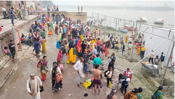 Kanpur Kartik Purnima: Devotees chanted “Jai Ganga Maiya” as they took a dip, indulging in both shopping and relishing delicious delicacies during the auspicious occasion.
