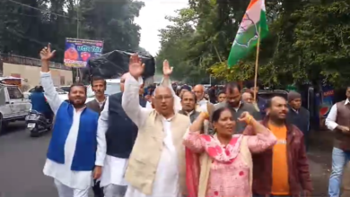 Photo of Lucknow: Congress District President Ved Prakash Tripathi staged a demonstration at the Health Building intersection in Lucknow with Congress workers.