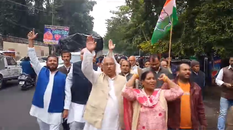 Lucknow: Congress District President Ved Prakash Tripathi staged a demonstration at the Health Building intersection in Lucknow with Congress workers.