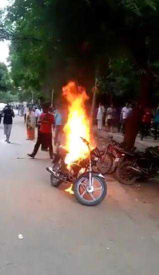 Drunk man sets bike on fire after being fined Rs 10k by traffic police