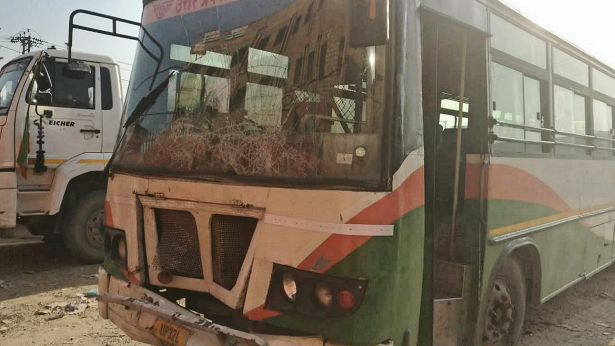 Roadways bus crashes into 5 vehicles after driver falls unconscious; 4 dead