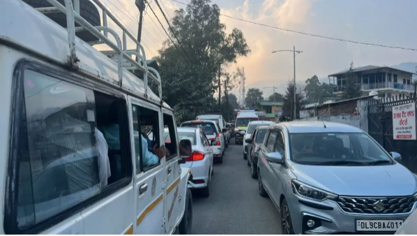 Nainital: Tourist influx causes a surge over the weekend, resulting in severe traffic congestion in Bhimtal.