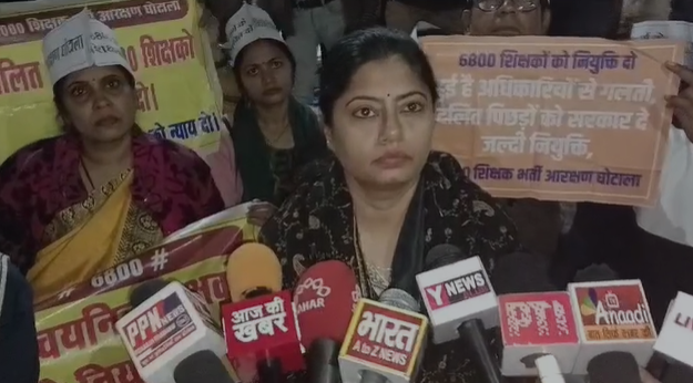 Lucknow: MLA Pallavi Patel’s protest in 69000 teacher recruitment case.