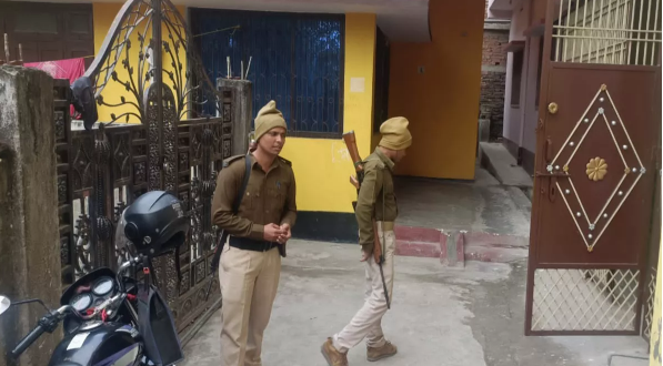 Siwan News: Massive raid at the residence of District Education Officer in Siwan, over 14 lakh cash seized, assets discovered in Delhi as well.