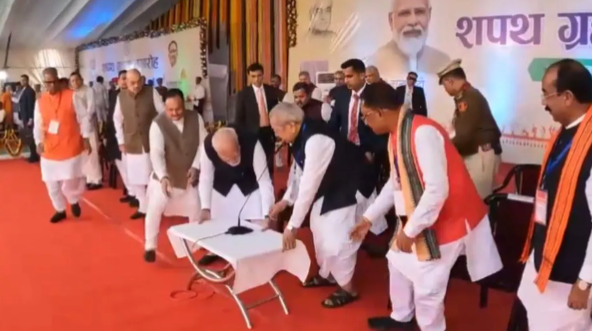 In a unique style at the Chhattisgarh CM’s oath-taking ceremony, PM Modi appeared distinct, even sliding the Governor’s table himself.