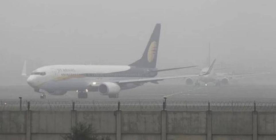 Due to fog and smog, travelers at Delhi Airport are facing inconvenience, causing economic losses as well. Due to fog and smog, travelers at Delhi Airport are facing inconvenience, causing economic losses as well.
