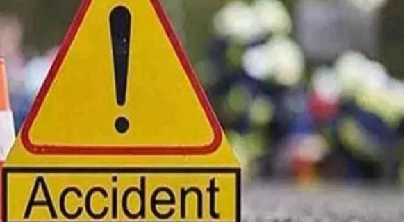 Muzaffarpur News: Clash between a truck, e-rickshaw, and a Bullet motorcycle in Bibiganj leaves half a dozen seriously injured; admitted to the hospital.