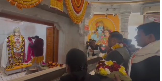 Lucknow: Avinash Pandey, the Congress in-charge of Uttar Pradesh, visited Hanuman Setu Temple and sought the blessings of the deity.