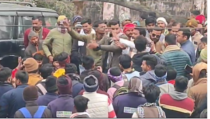 Jalaun: ABVP activists staged a demonstration and caused a roadblock at Mathura Prasad College over irregularities.