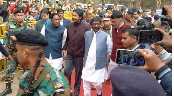 Jharkhand: Hemant Soren said, “With heavy suspense in your hearts,” amid such suspense, the Chief Minister reached Ranchi from Delhi.