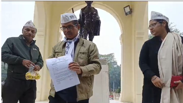 Lucknow: The national president of the Azad Sena reached Hazratganj GP today in support of the Gandhi statue and land liberation.