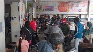 Photo of Petrol Crisis: Wheels of tankers stopped, crowd at petrol pumps to fill oil…long queues on the roads, pictures