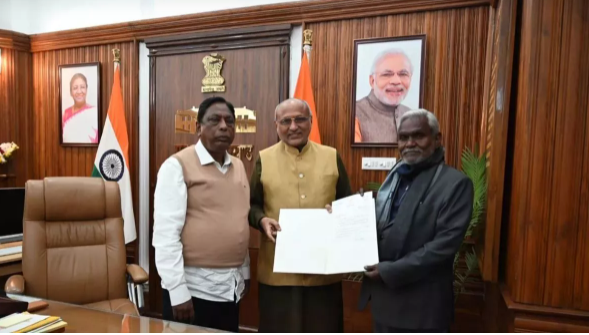 Hemant Soren News: In Jharkhand, the formation of a new government has led to the Governor seeking legal advice to make a decision. Hemant Soren News: In Jharkhand, the formation of a new government has led to the Governor seeking legal advice to make a decision.
