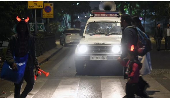 New Delhi: A young man arrived with a box of sweets at midnight. When the police opened it to check, the ground slipped from under their feet.