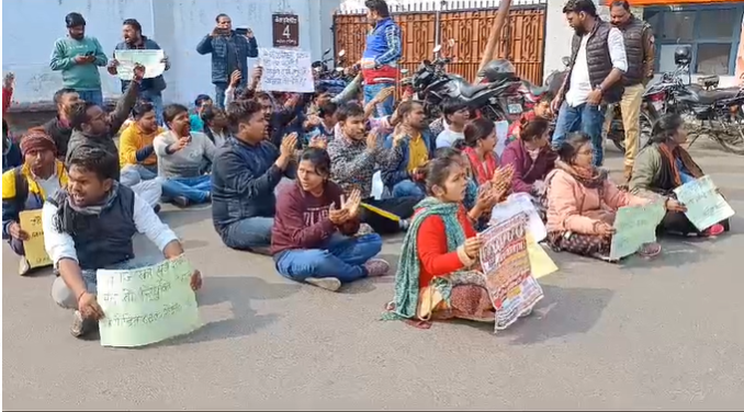 Lucknow: Demonstration of 69,000 teacher recruitment candidates, students sit outside the residence of the Basic Education Minister.