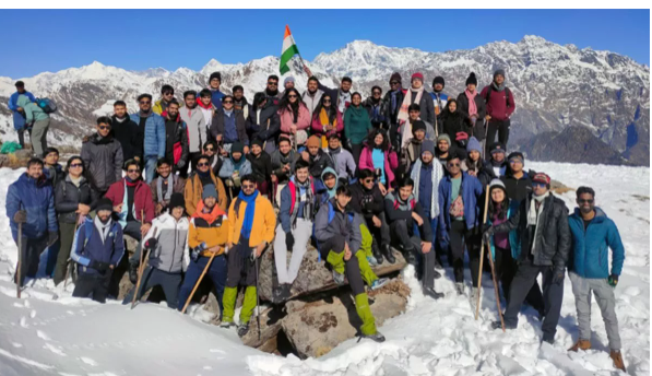 Munsyari: The number of tourists has increased in Uttarakhand’s Munsyari valley, nestled in the lap of snow.