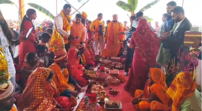 Deoria: Mass wedding of 21 couples successfully concluded; social worker receives support from political parties in the marriage ceremony.