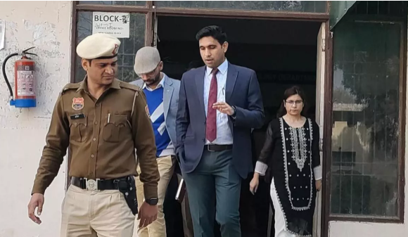 Regarding the Lok Sabha Election, the administration has intensified preparations. The Deputy Commissioner of Gurugram inspected the polling centers.