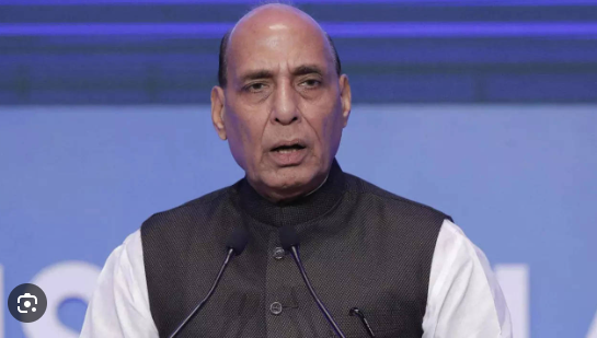 Lucknow: Defense Minister Rajnath Singh inspected the Ring Road, which commenced construction from the farmer’s path on Sultanpur Road. Lucknow: Defense Minister Rajnath Singh inspected the Ring Road, which commenced construction from the farmer’s path on Sultanpur Road.