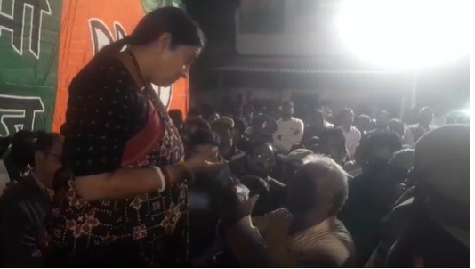 Amethi: Central Minister and Amethi MP Smriti Irani arrived at Ramganj market late in the evening.