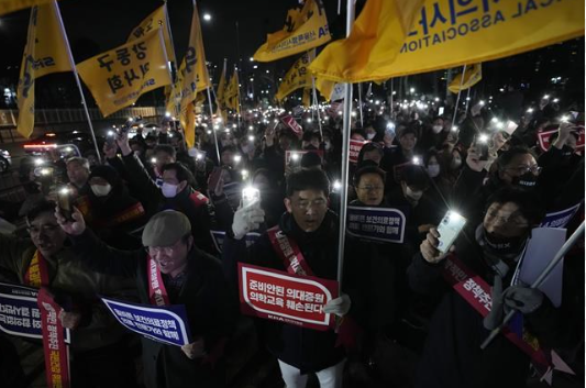 In South Korea, more than 6,000 doctors have resigned, leading to a halt in medical services; there is an outcry over a decision made by the government.